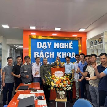 Khoảnh Khắc Đáng Nhớ – Học viên khóa học điện lạnh Online 3 miền hội ngộ về thăm Thầy Xuân Vĩnh.